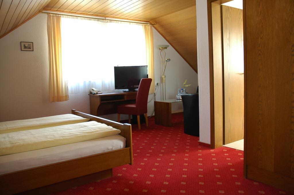 Hotel-Garni 'Zum Weinkrug' Sommerhausen Habitación foto