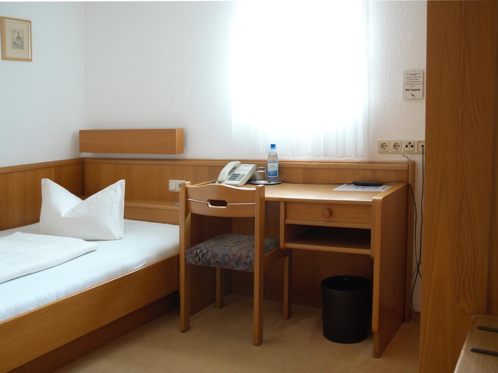 Hotel-Garni 'Zum Weinkrug' Sommerhausen Habitación foto