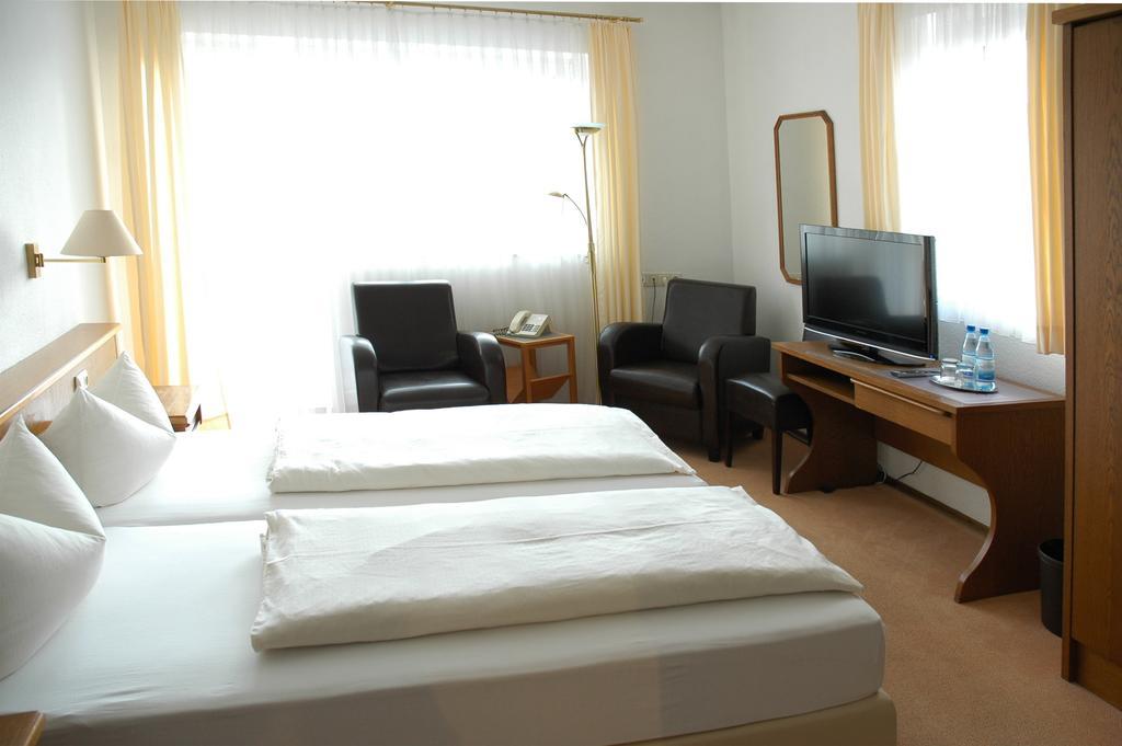 Hotel-Garni 'Zum Weinkrug' Sommerhausen Habitación foto