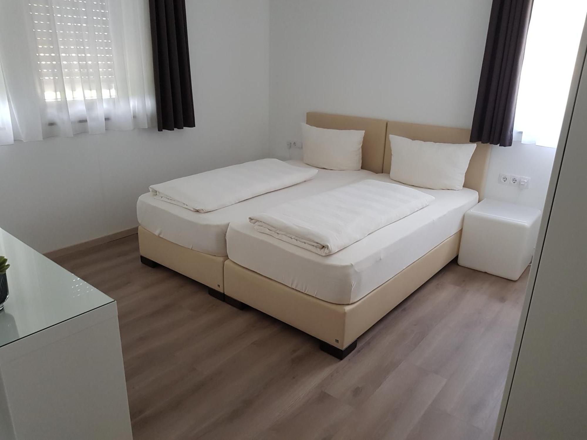 Hotel-Garni 'Zum Weinkrug' Sommerhausen Habitación foto